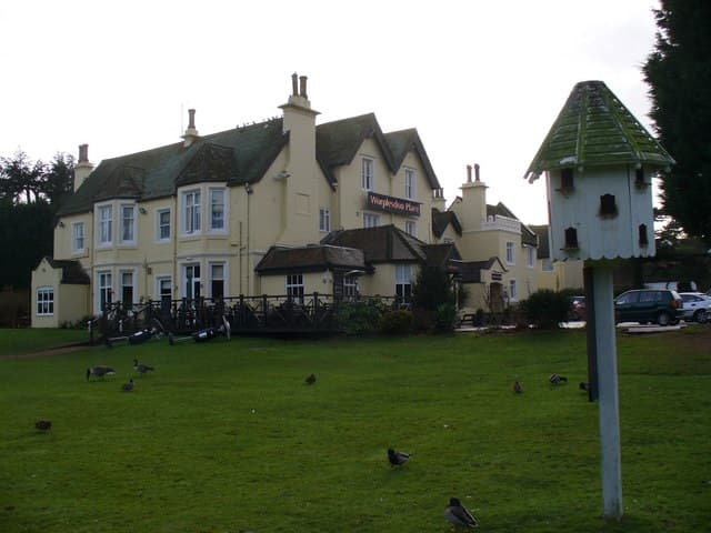 Worplesdon Place (via Wikimedia Commons, CC BY-SA 2.0)