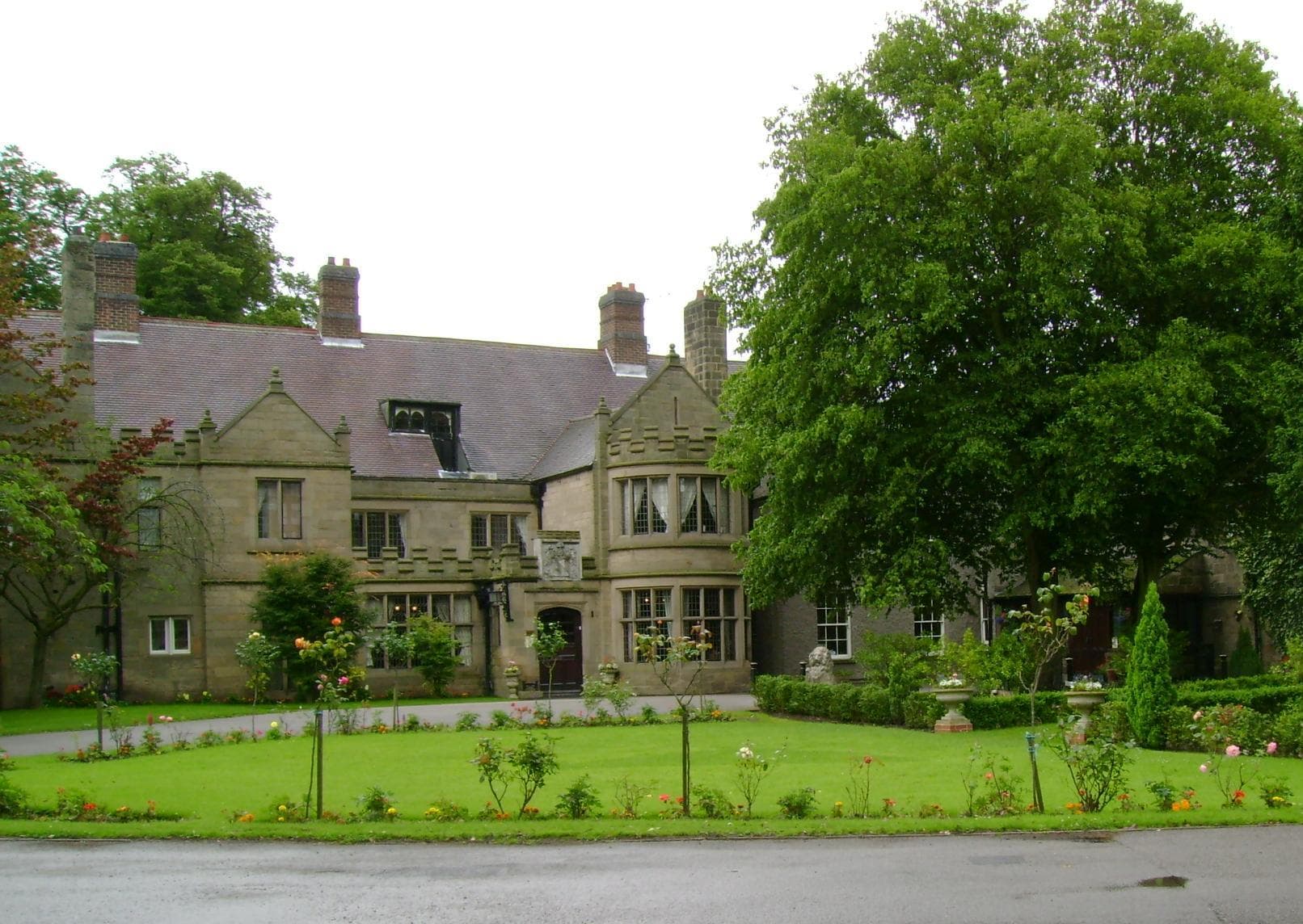 Risley Hall Hotel (via Wikimedia Commons, CC BY-SA 3.0)