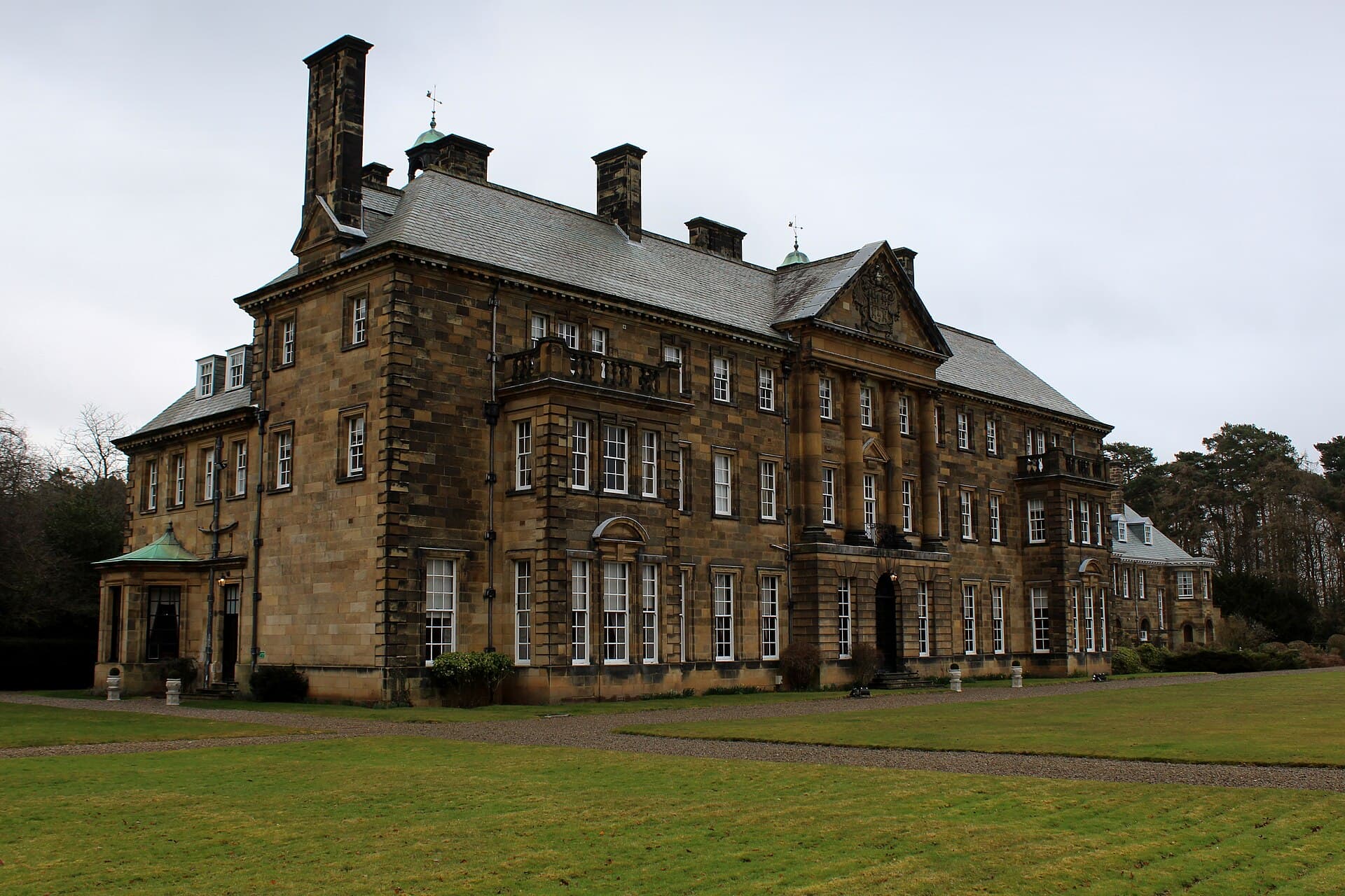 Crathorne Hall Hotel (via Wikimedia Commons, CC BY-SA 2.0)