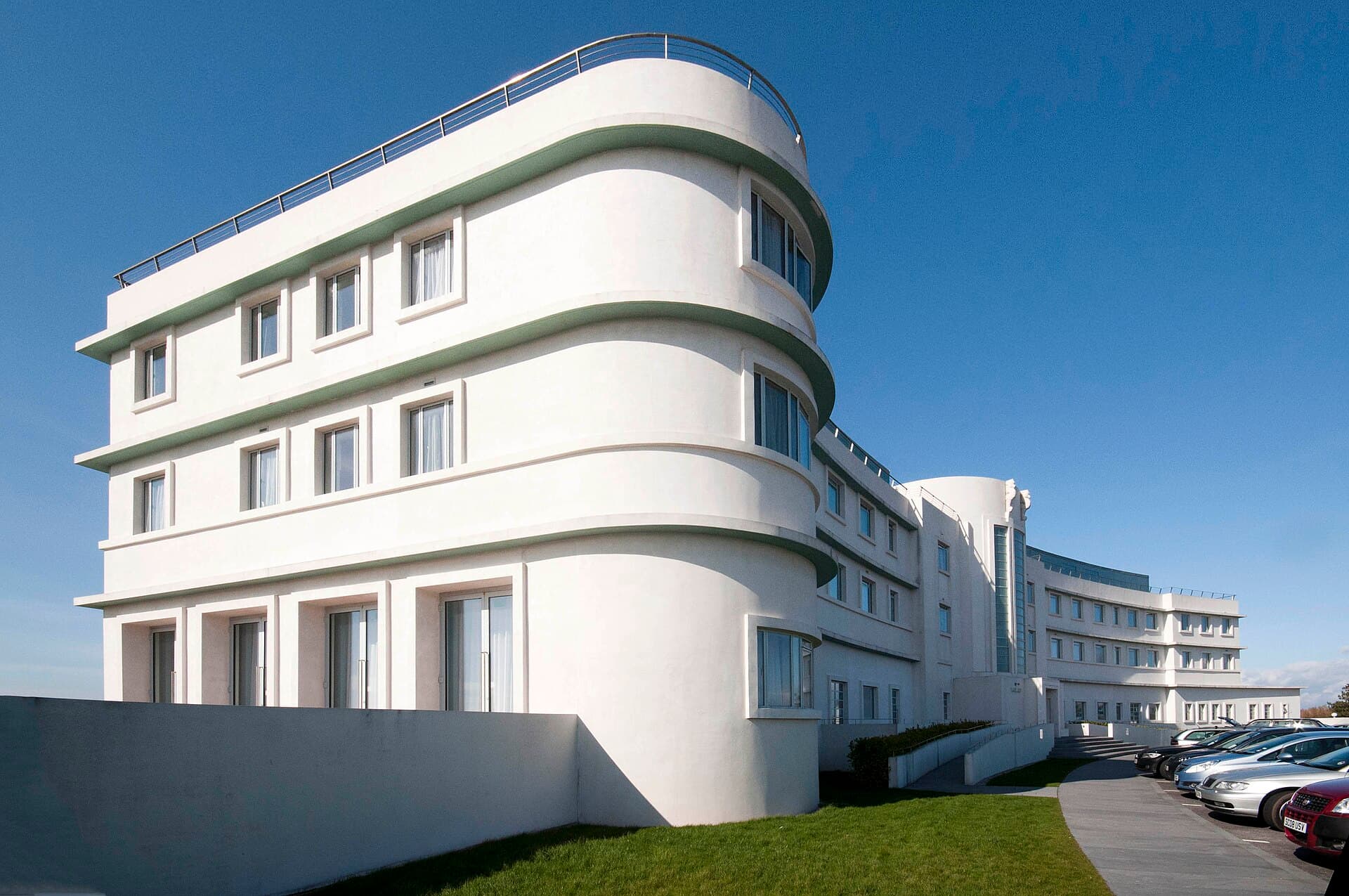 The Midland Hotel (via Wikimedia Commons, CC BY 2.0)