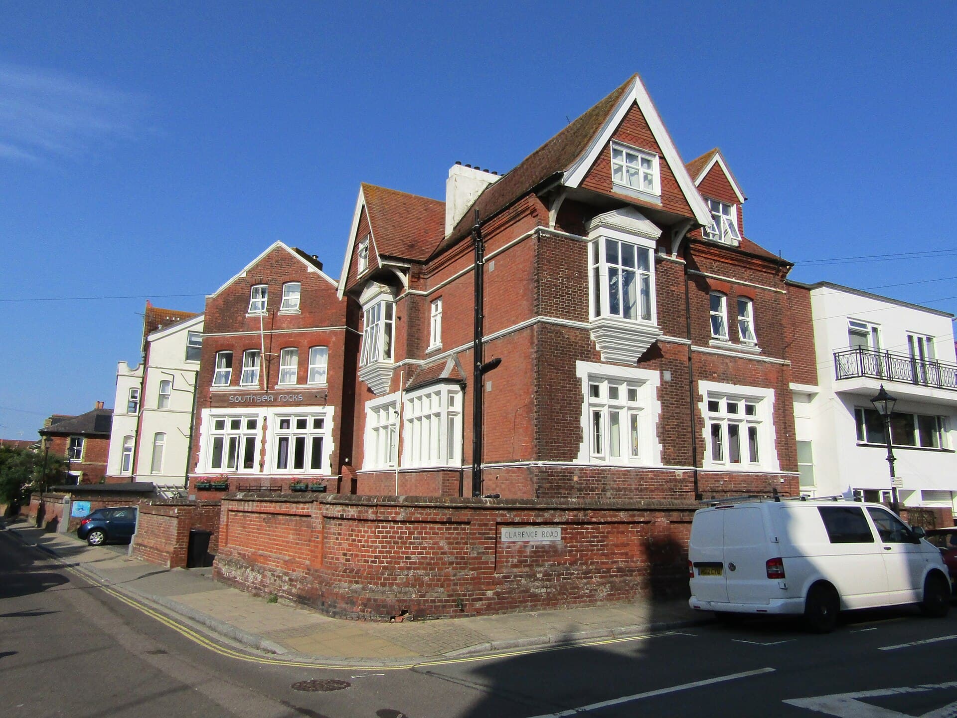 Southsea Rocks Guesthouse (via Wikimedia Commons, CC BY-SA 2.0)