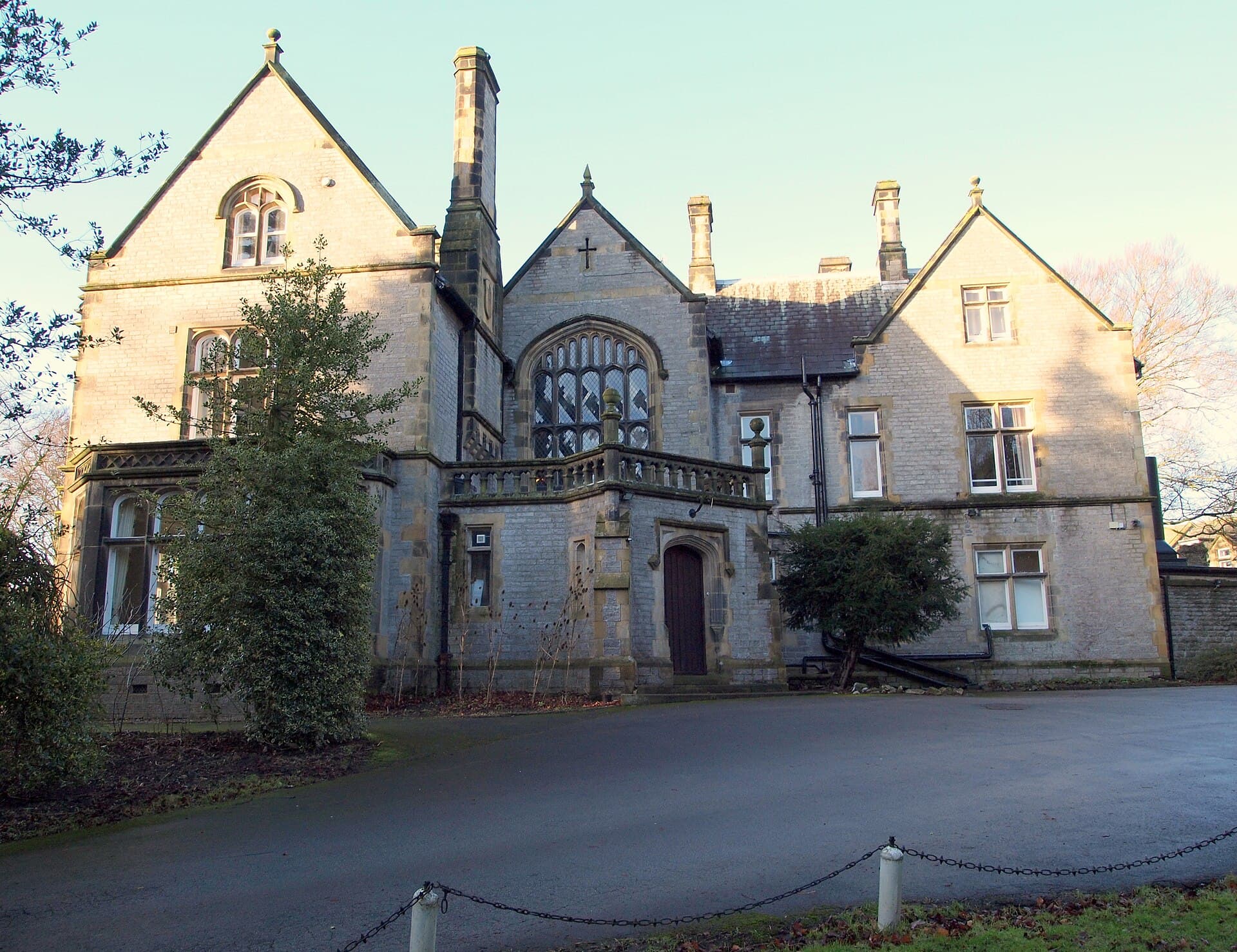 YHA Castleton Losehill Hall (via Wikimedia Commons, CC BY-SA 2.0)