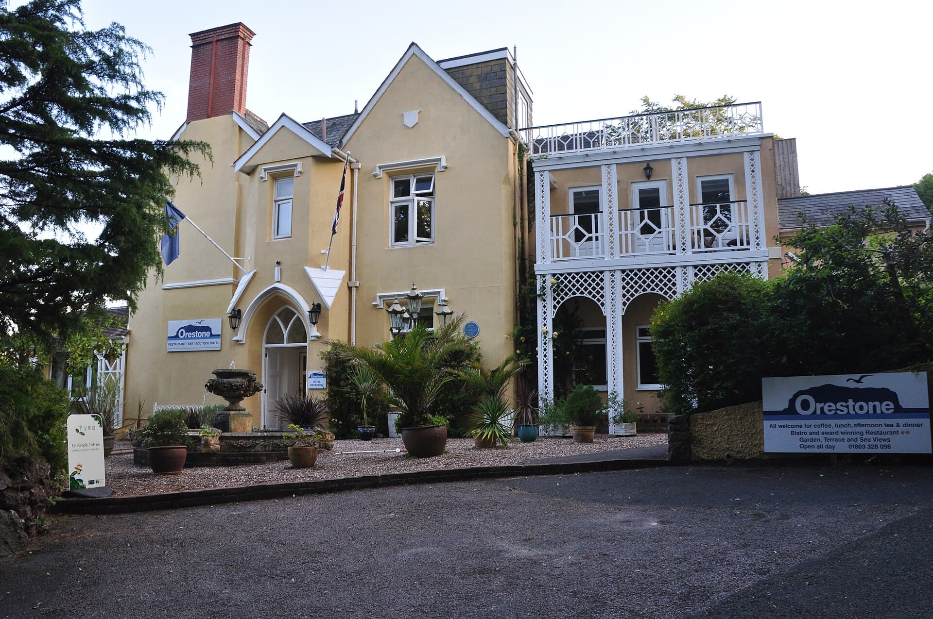 Orestone Manor Hotel (via Wikimedia Commons, CC BY-SA 2.0)