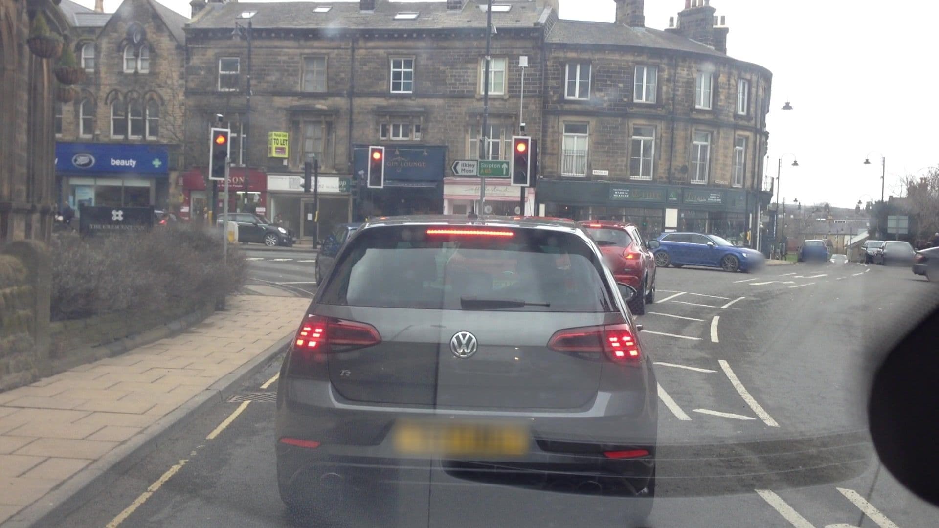 Street view near The Crescent Inn, Ilkley — © lvl5 (CC BY-SA · Mapillary)