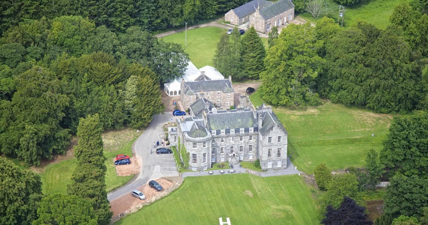 Raemoir House Hotel (via Wikimedia Commons, CC BY-SA 4.0)
