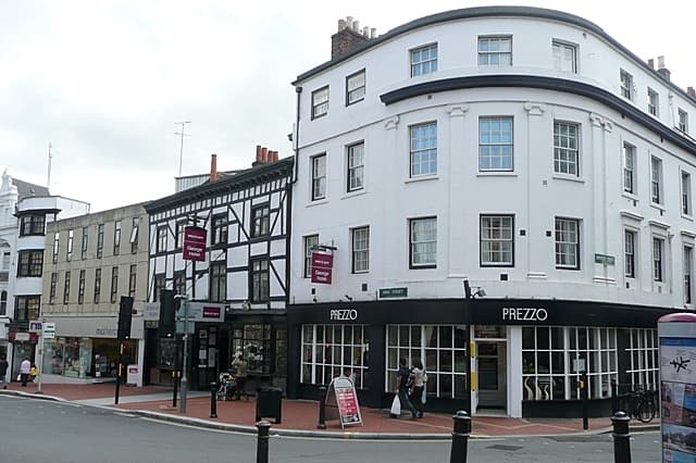 The George Hotel (via Wikimedia Commons, CC BY-SA 2.0)