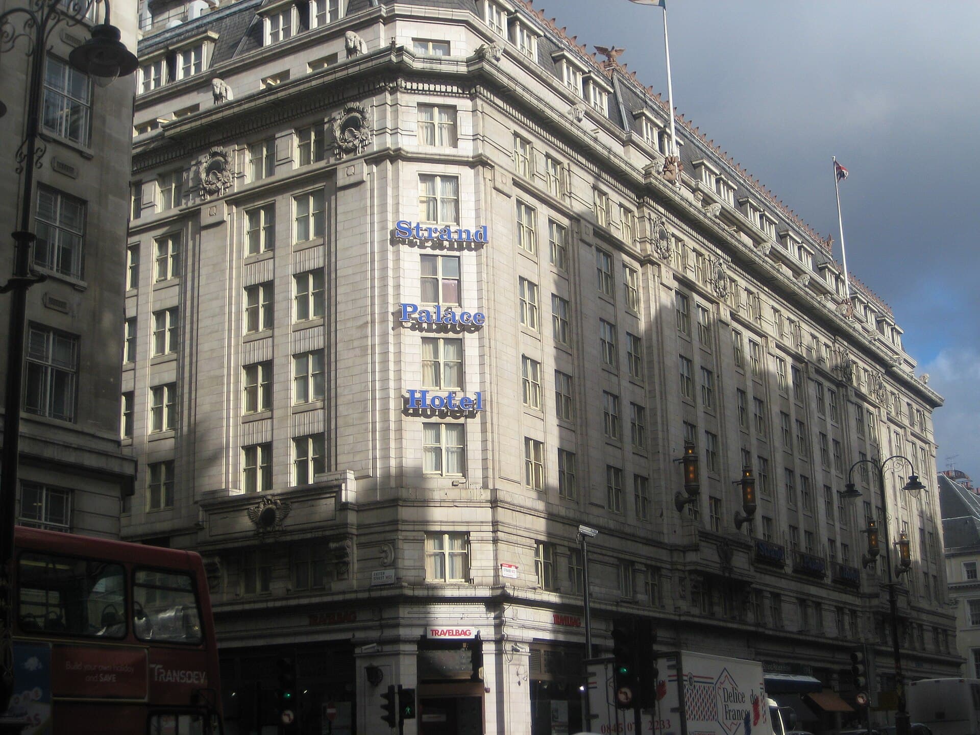 Strand Palace Hotel (via Wikimedia Commons, CC BY 2.0)