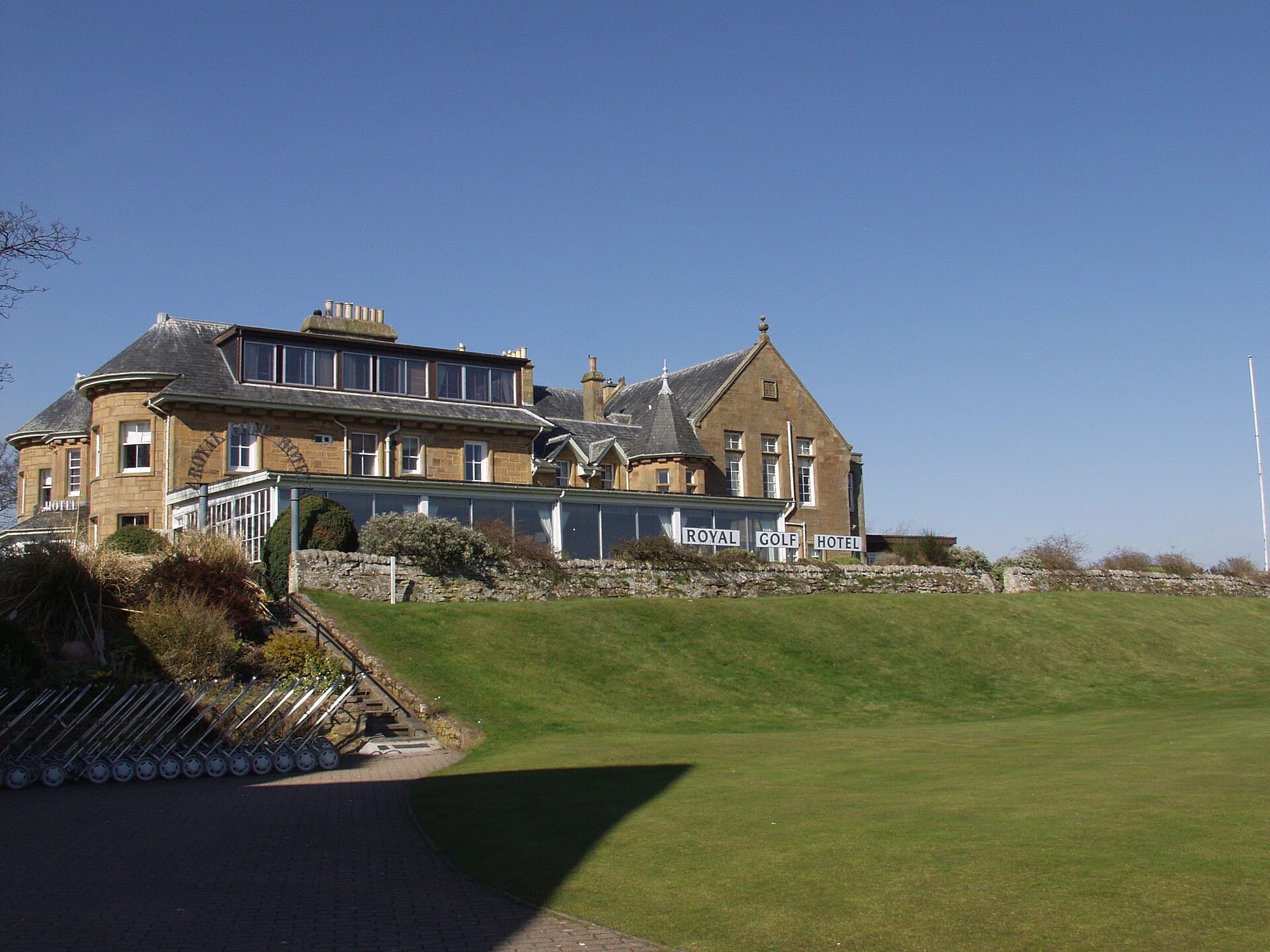 Royal Golf Hotel (via Wikimedia Commons, CC BY-SA 2.0)