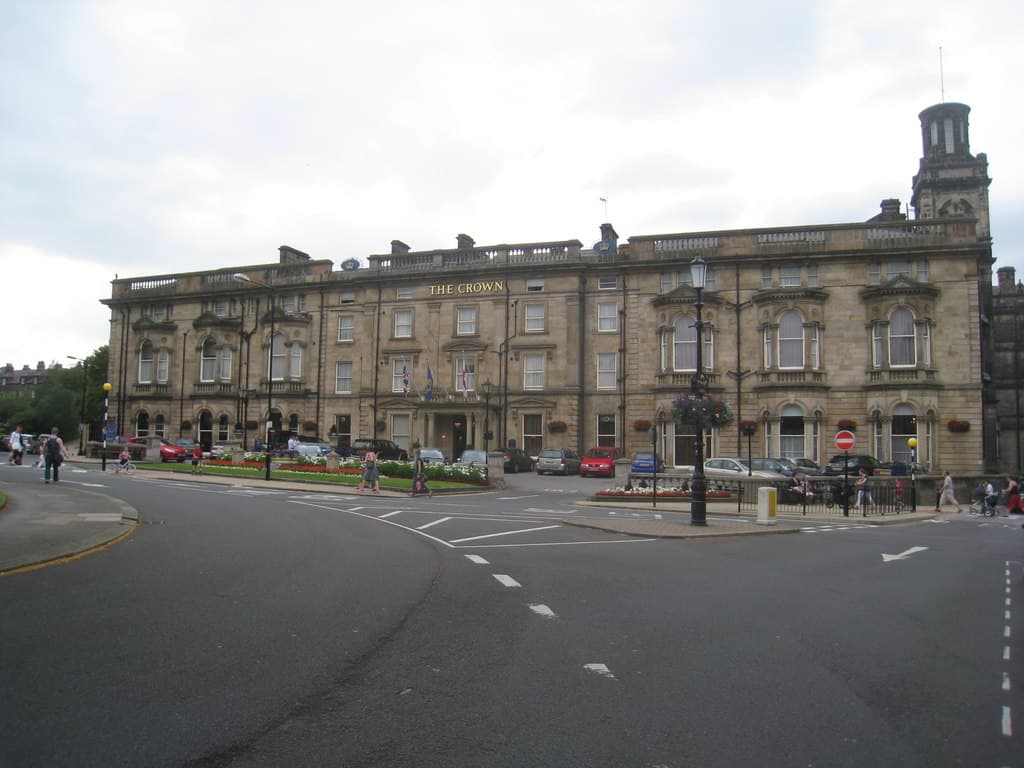 The Crown Hotel (via Wikimedia Commons, CC BY-SA 2.0)