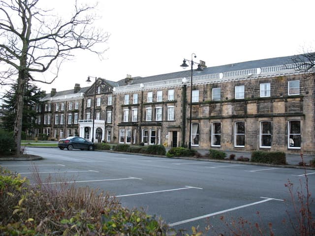 The Cedar Court Hotel (via Wikimedia Commons, CC BY-SA 2.0)