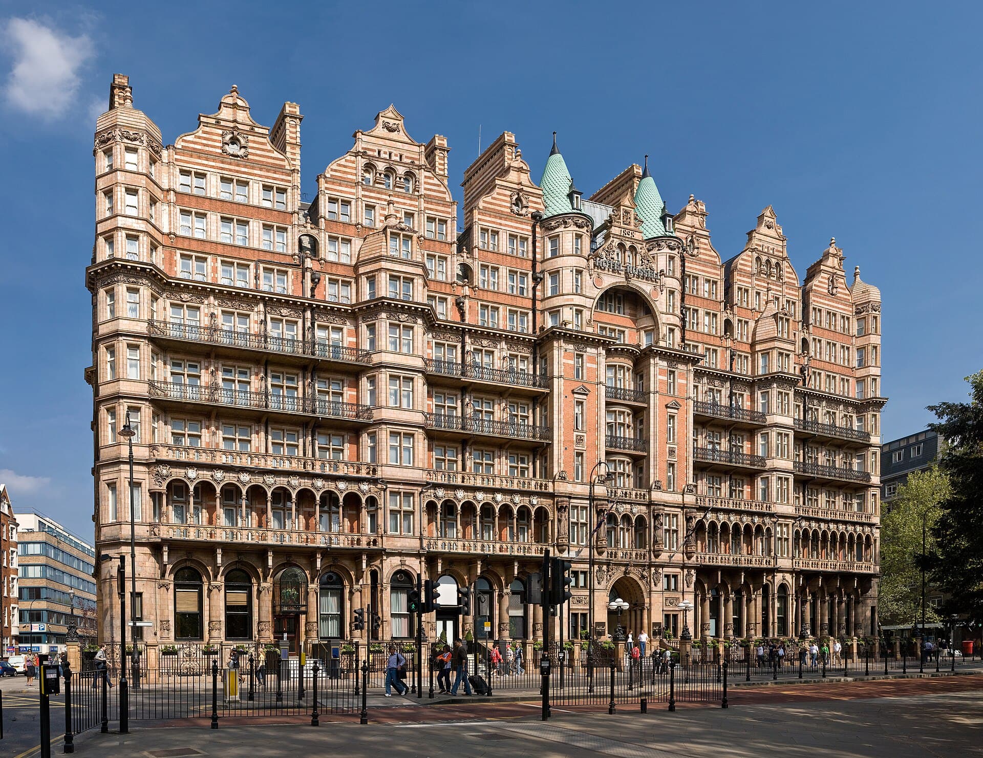 Kimpton Fitzroy London Hotel (via Wikimedia Commons, CC BY 3.0)
