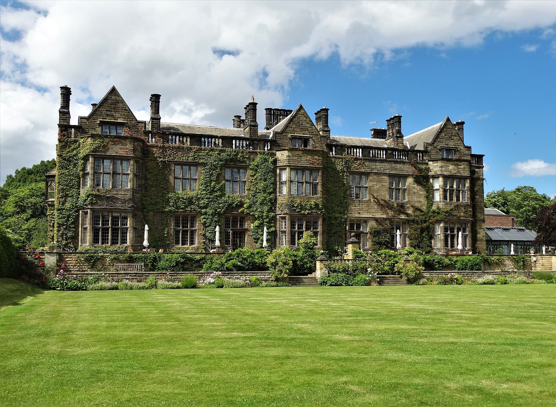 Gisborough Hall Hotel (via Wikimedia Commons, CC BY-SA 2.0)