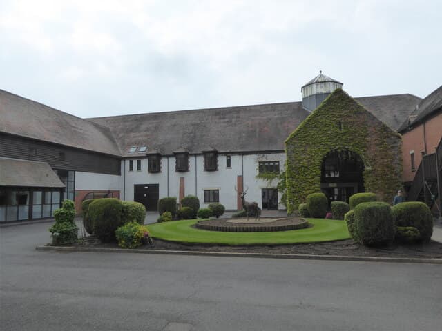 Forest of Arden Hotel & Country Club (via Wikimedia Commons, CC BY-SA 2.0)