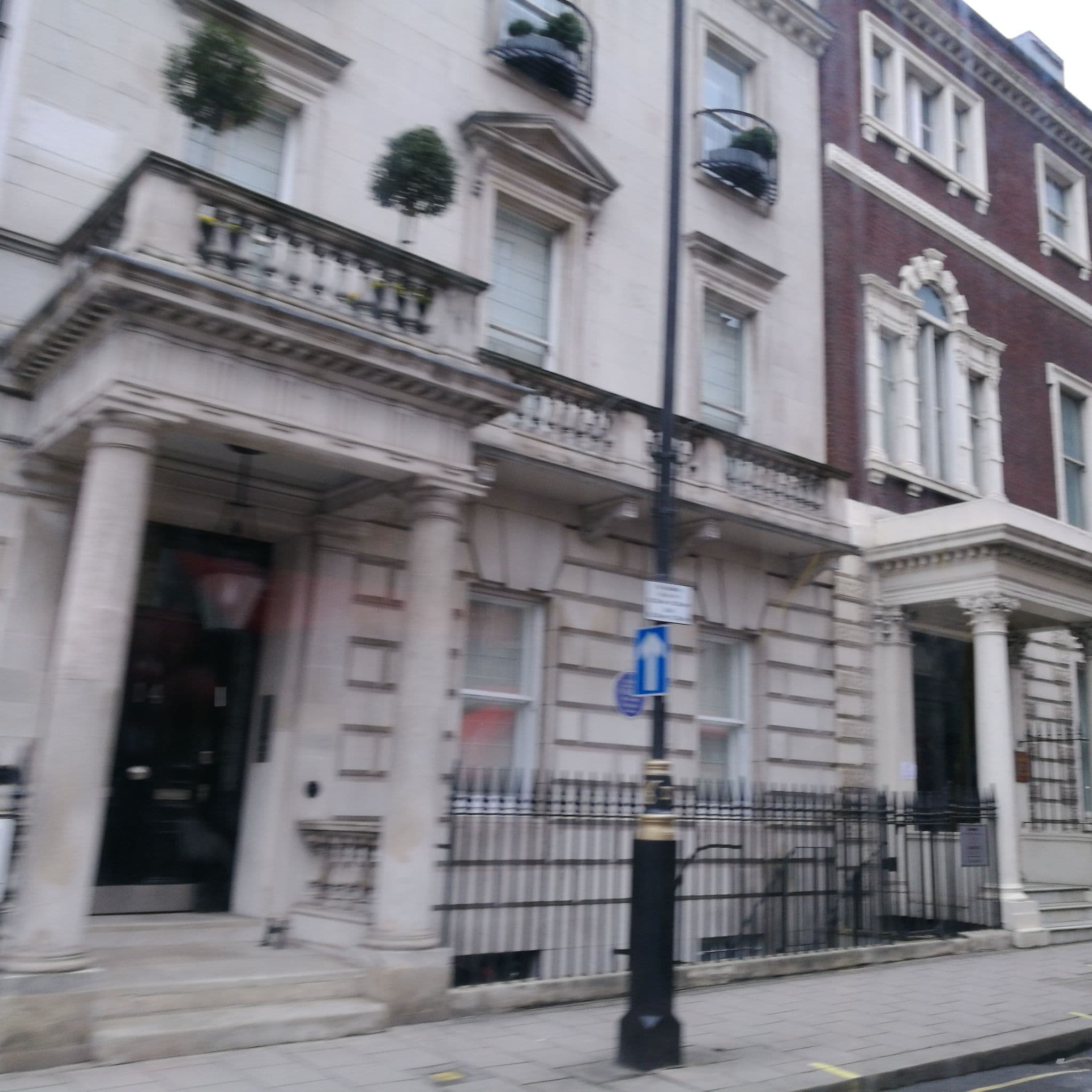 Street view near No 5 Cavendish Square, West End — © rsandu (CC BY-SA · Mapillary)