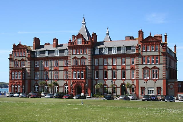 Headland Hotel (via Wikimedia Commons, CC BY-SA 2.0)