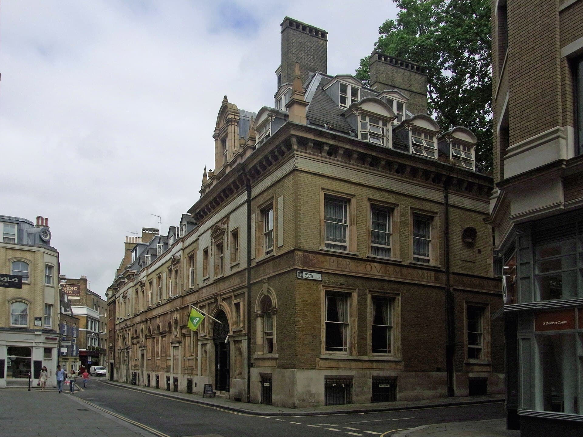 YHA London St Pauls (via Wikimedia Commons, CC BY-SA 3.0)