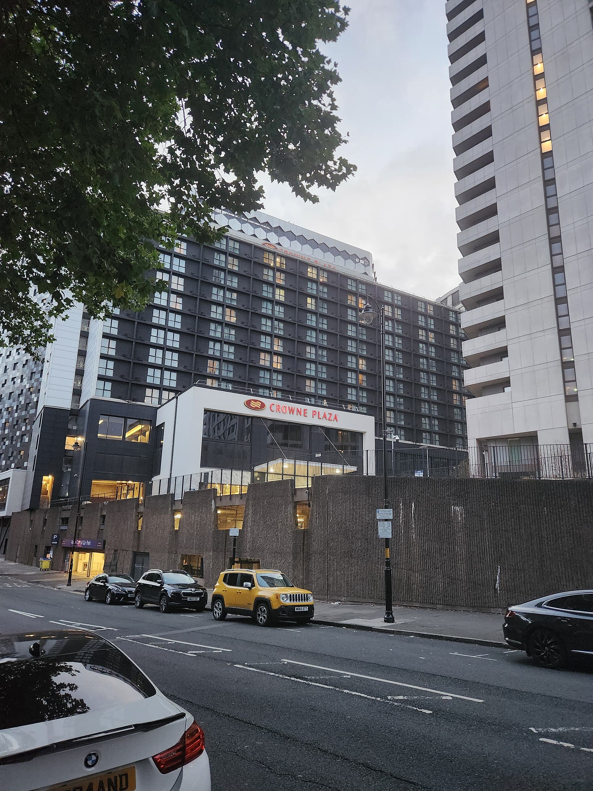 Crowne Plaza Birmingham City Centre (via Wikimedia Commons, CC BY-SA 3.0)