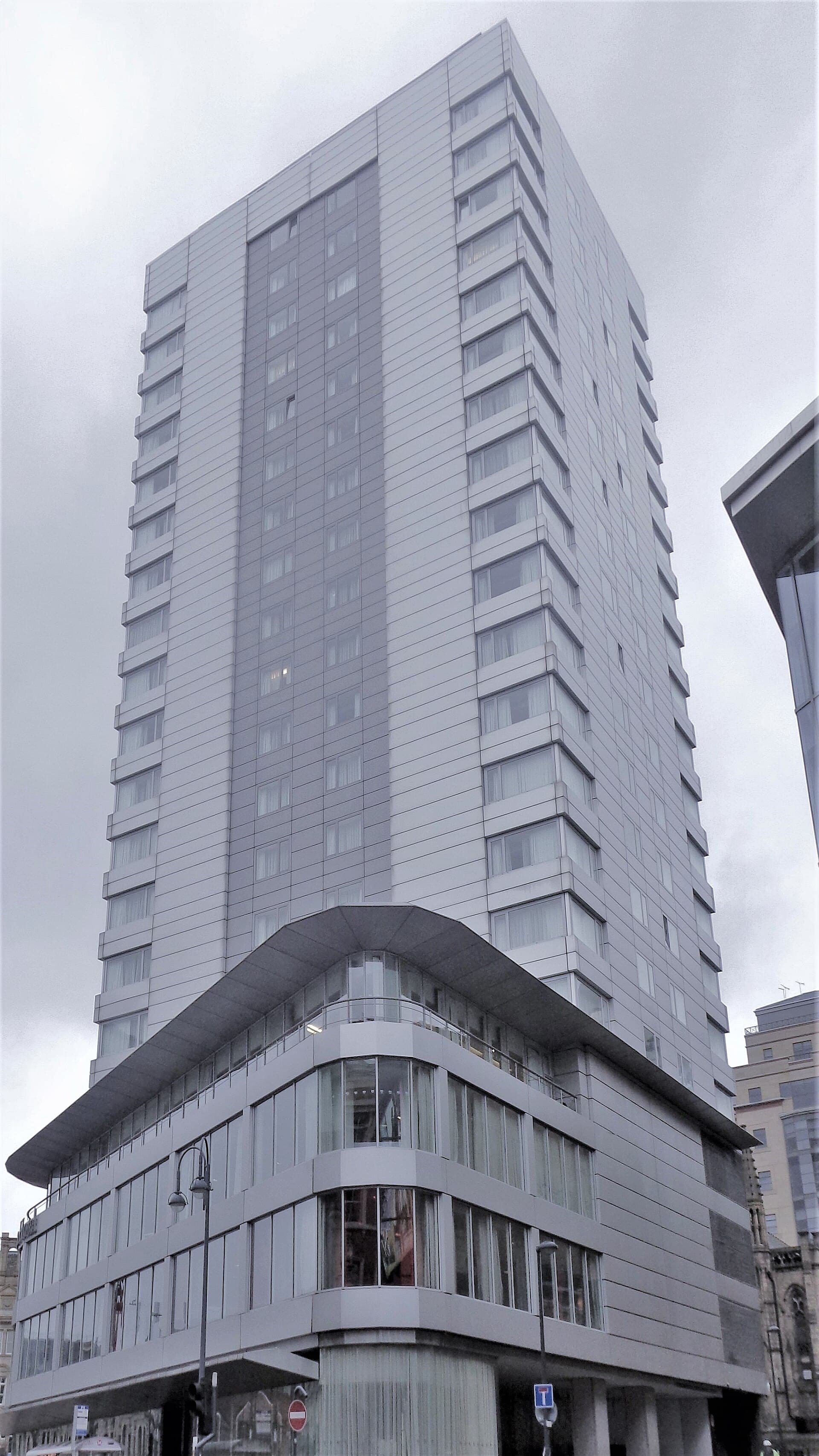 Park Plaza Hotel (via Wikimedia Commons, CC BY-SA 4.0)