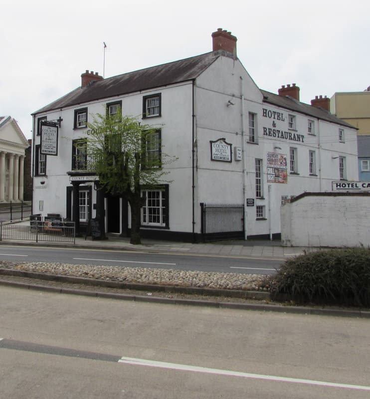 County Hotel (via Wikimedia Commons, CC BY-SA 2.0)