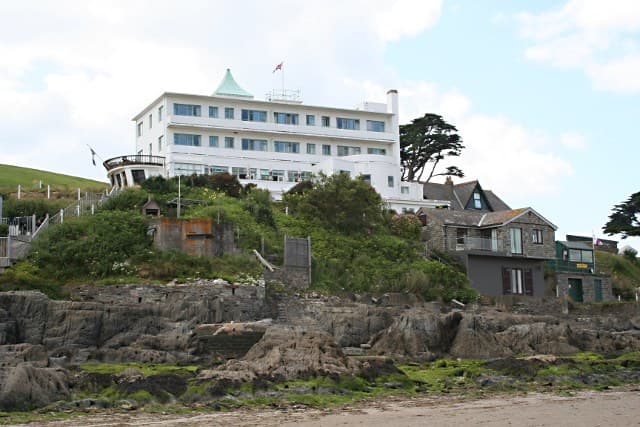 Burgh Island Hotel (via Wikimedia Commons, CC BY-SA 2.0)