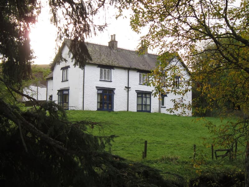 Dee Side House (via Wikimedia Commons, CC BY-SA 2.0)