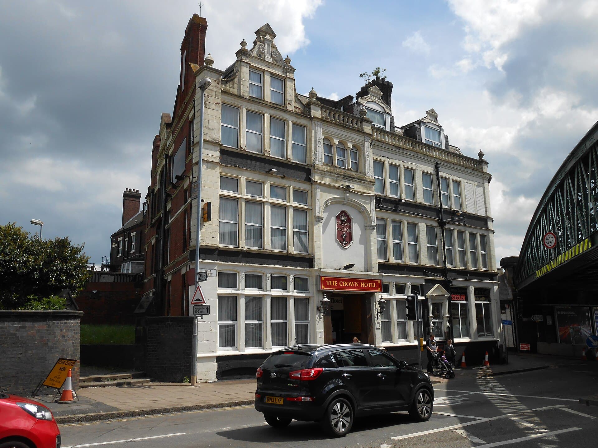 The Crown Hotel (via Wikimedia Commons, CC BY-SA 2.0)