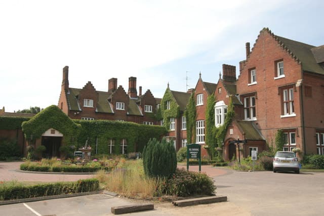 Sprowston Manor (via Wikimedia Commons, CC BY-SA 2.0)