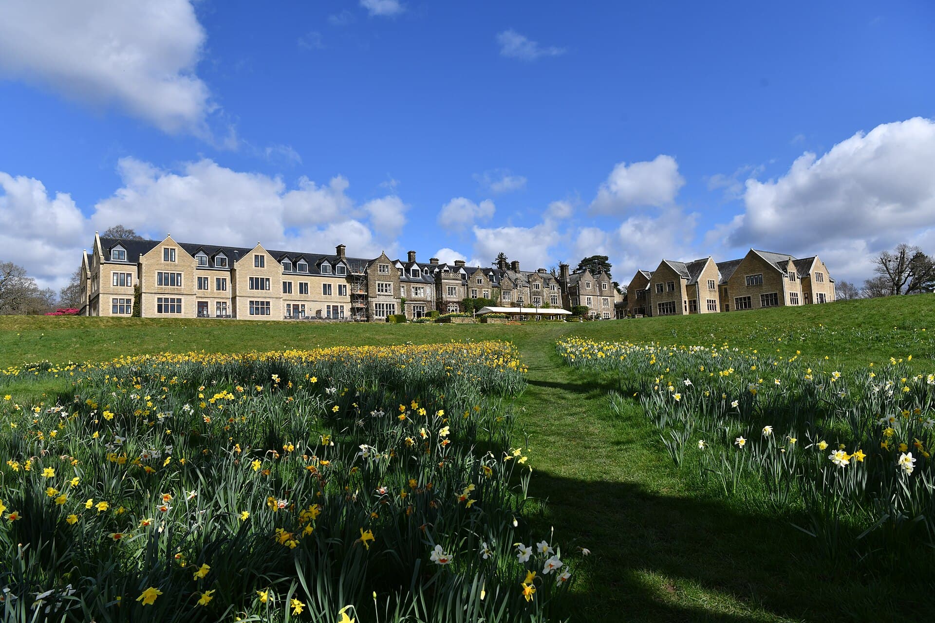 South Lodge Hotel (via Wikimedia Commons, CC BY-SA 2.0)