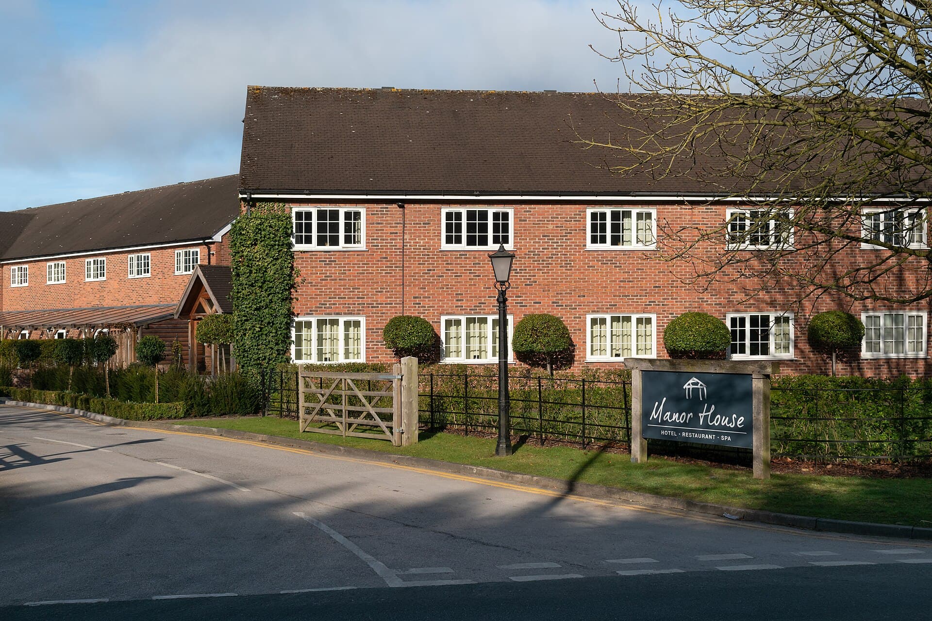 Manor House Hotel (via Wikimedia Commons, CC BY-SA 4.0)