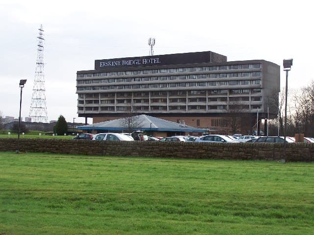 Erskine Bridge Hotel (via Wikimedia Commons, CC BY-SA 2.0)