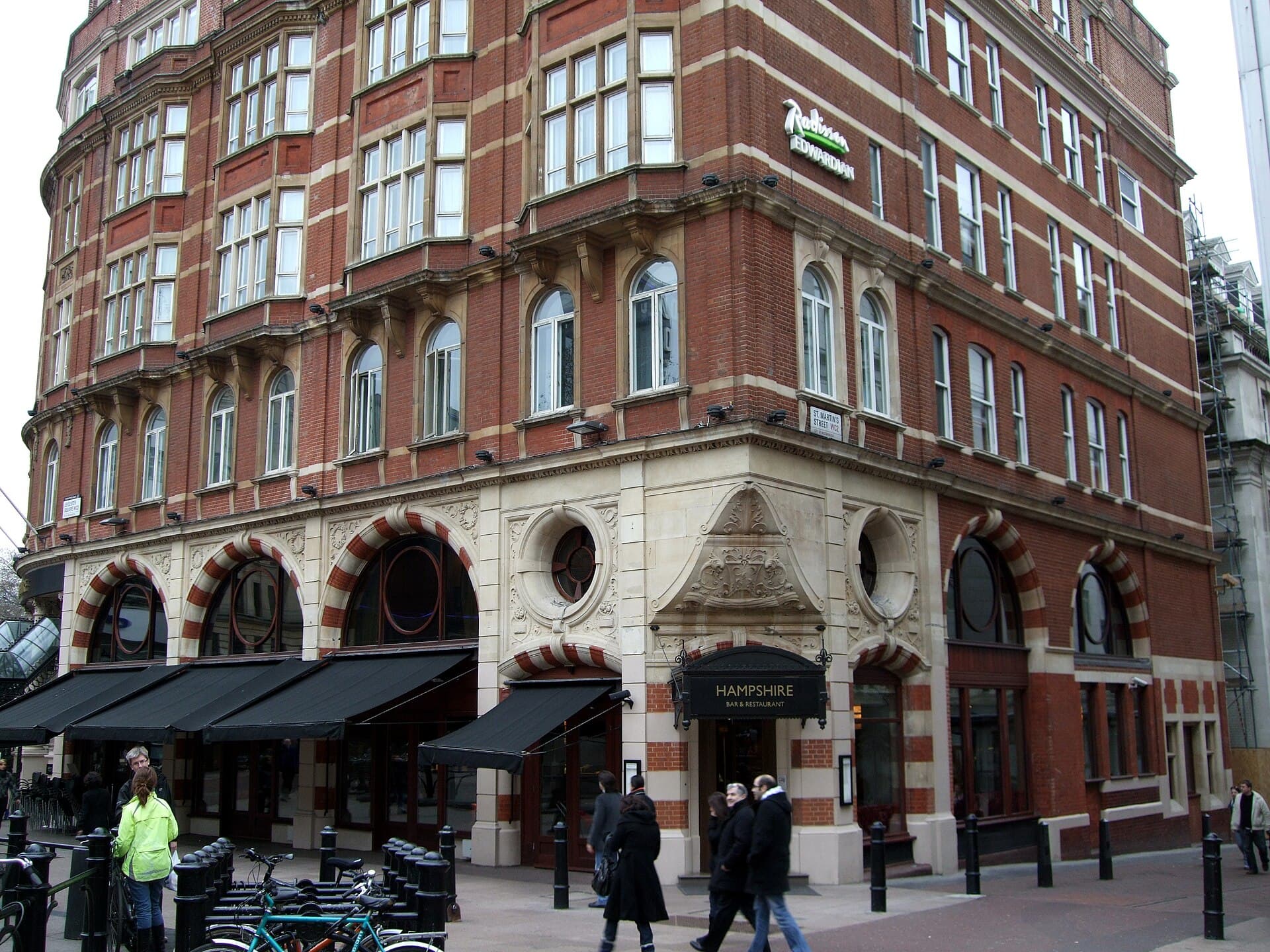 Radisson Edwardian Hampshire Hotel (via Wikimedia Commons, CC BY-SA 2.0)