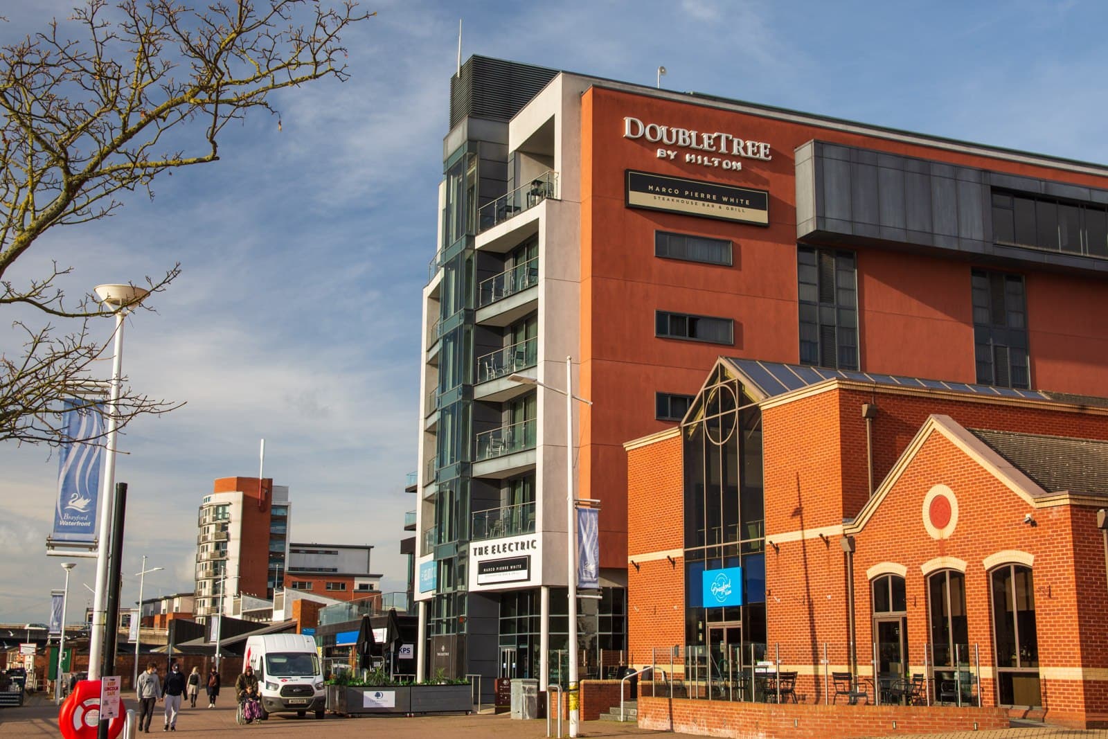 DoubleTree by Hilton Lincoln (via Wikimedia Commons, CC BY-SA 2.0)