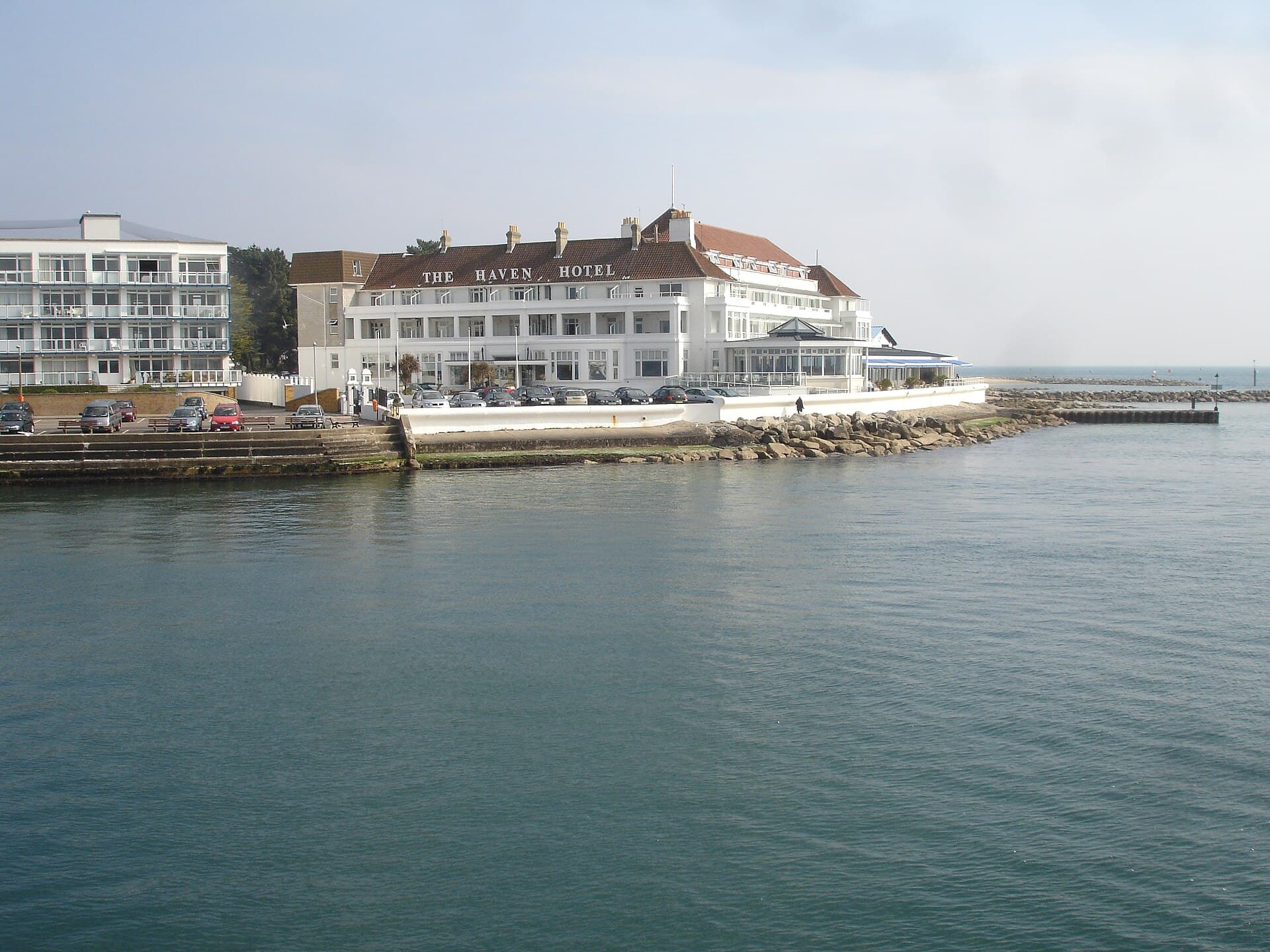 The Haven Hotel (via Wikimedia Commons, CC BY 2.5)