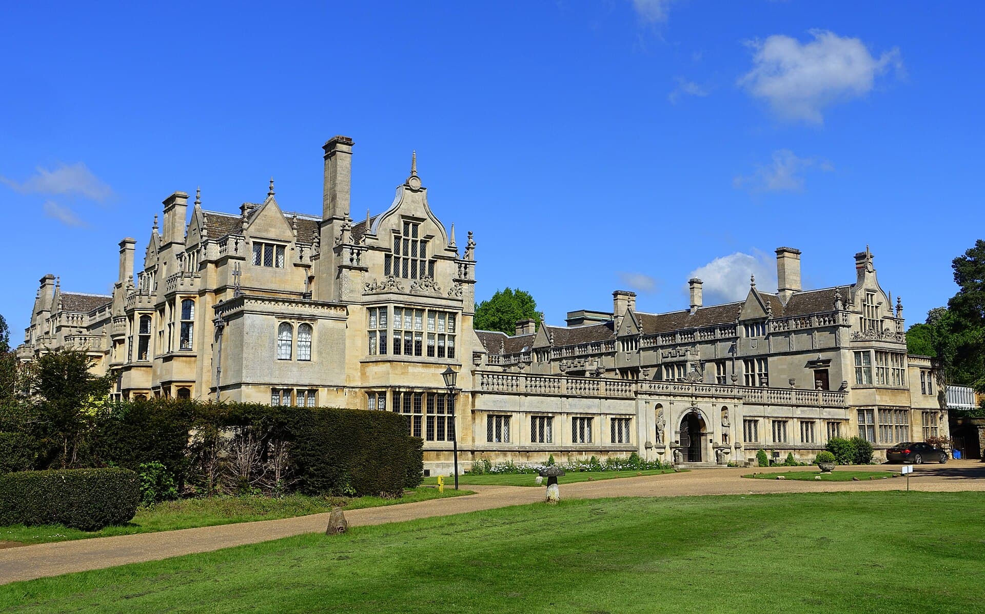 Rushton Hall Hotel & Spa (via Wikimedia Commons, Public domain)