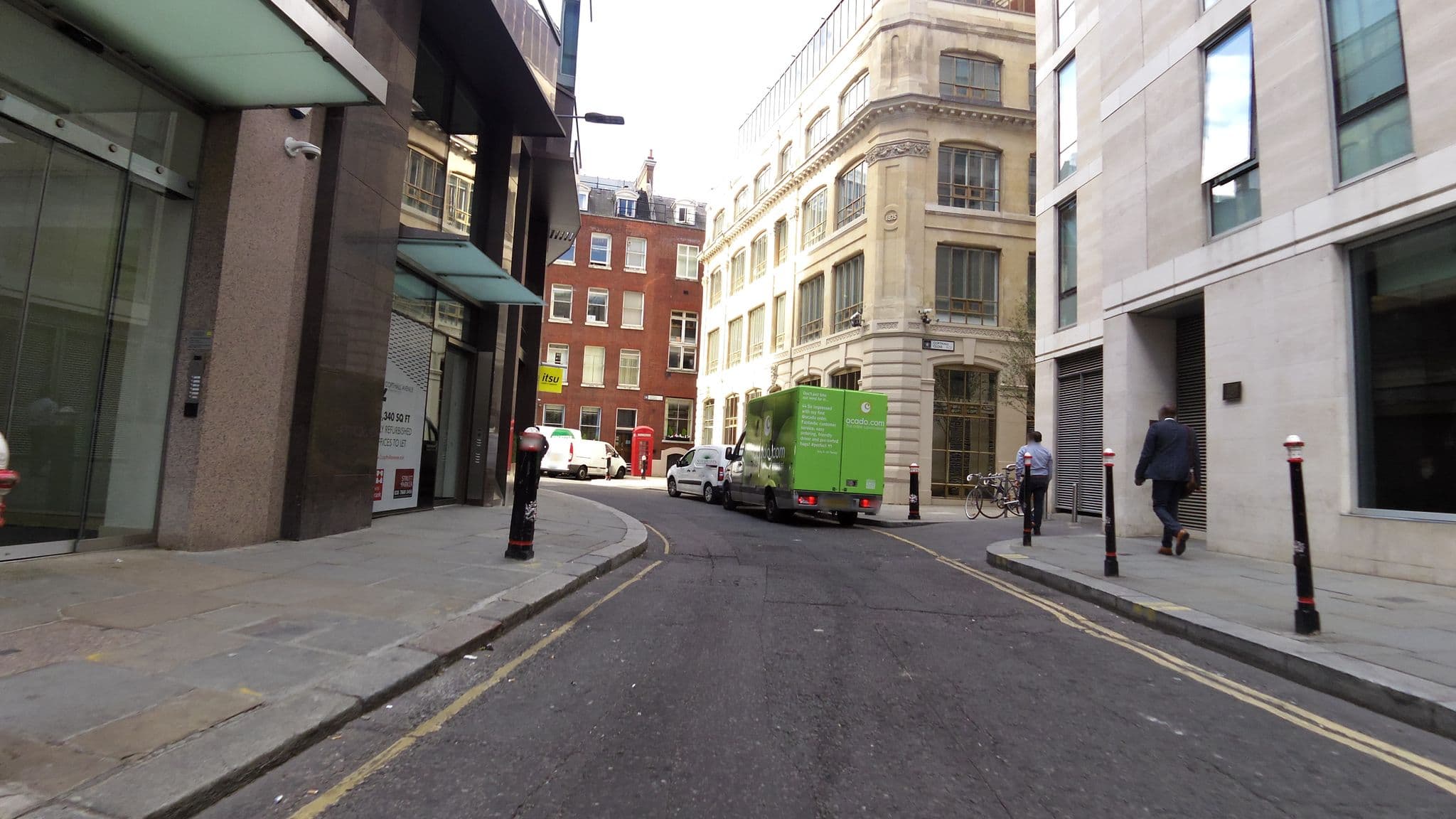 Street view near Clayton Hotel  London Wall, City of London — © kieran (CC BY-SA · Mapillary)