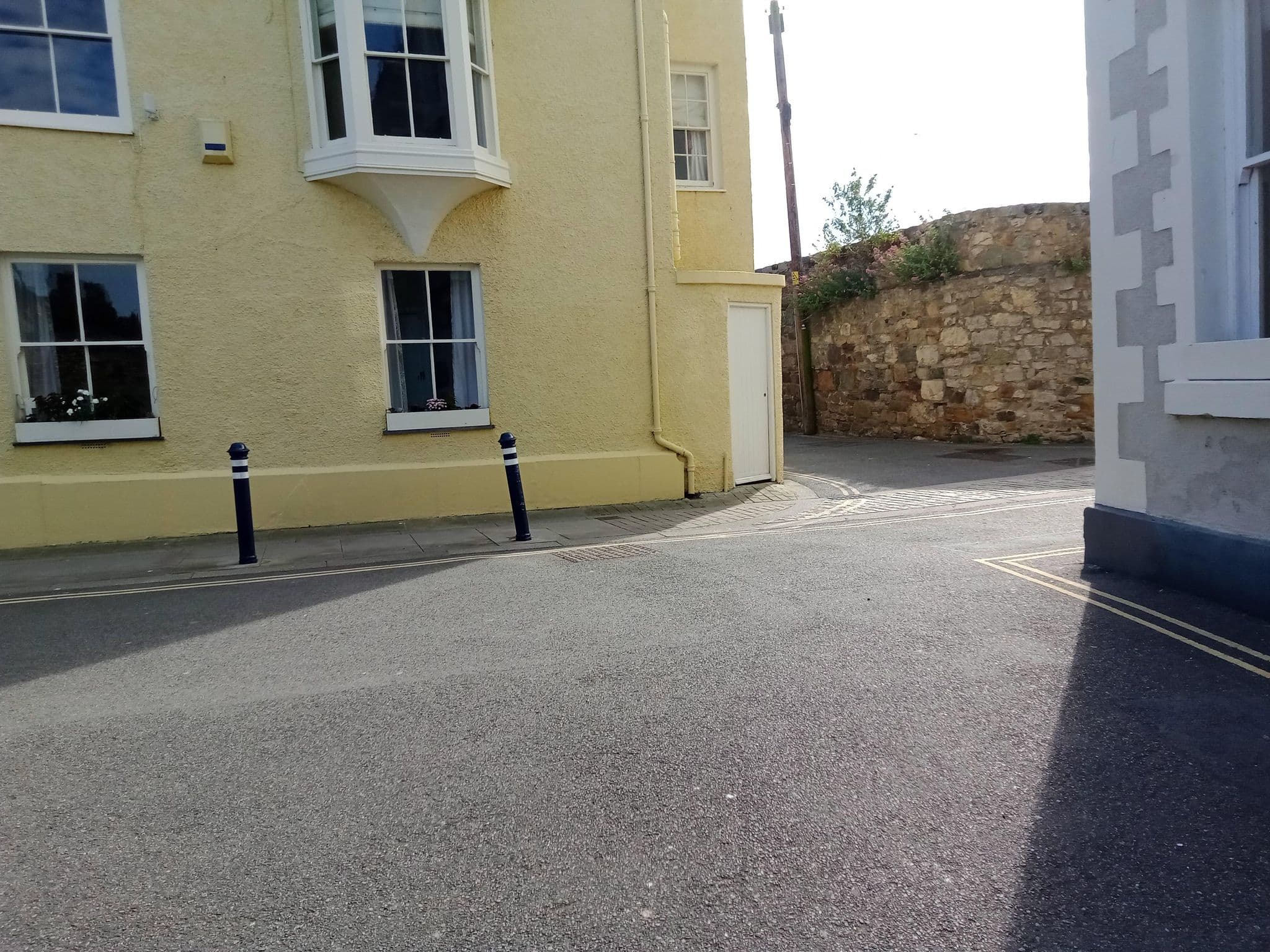 Street view near Castle Court, Beaumaris — © annekaro (CC BY-SA · Mapillary)