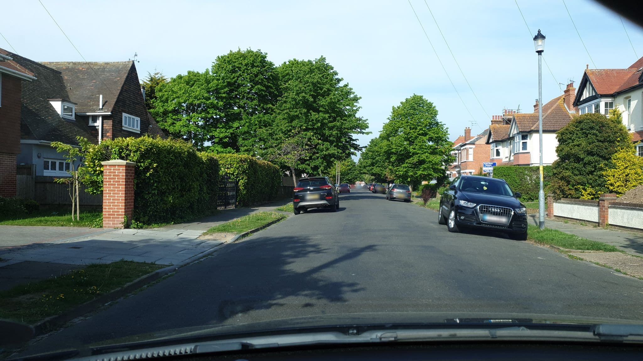 Street view near Russell Lodge B&B, Frinton-on-Sea — © edloach (CC BY-SA · Mapillary)