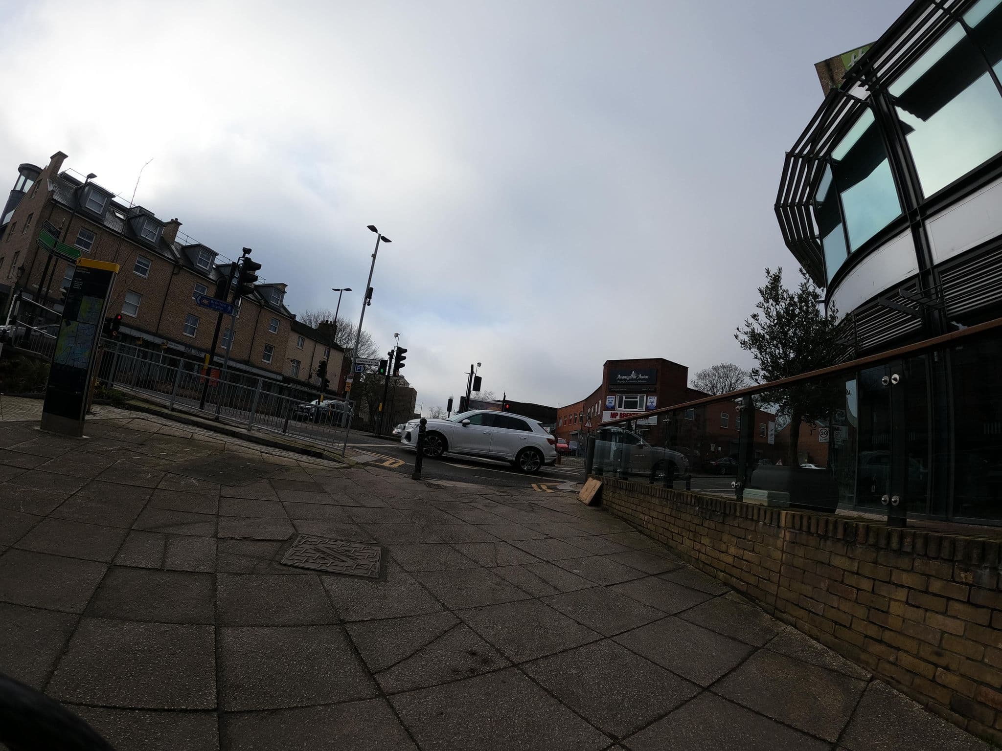 Street view near Holiday Inn Brentford, Brentford — © milhouse (CC BY-SA · Mapillary)