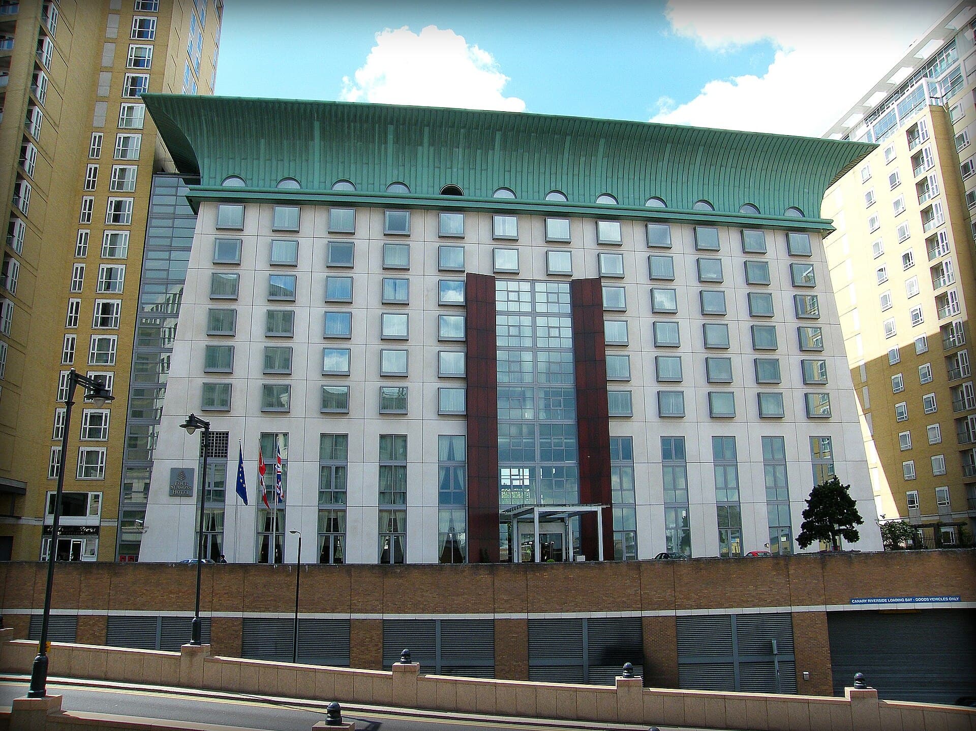 Canary Riverside Plaza Hotel (via Wikimedia Commons, CC BY 2.0)