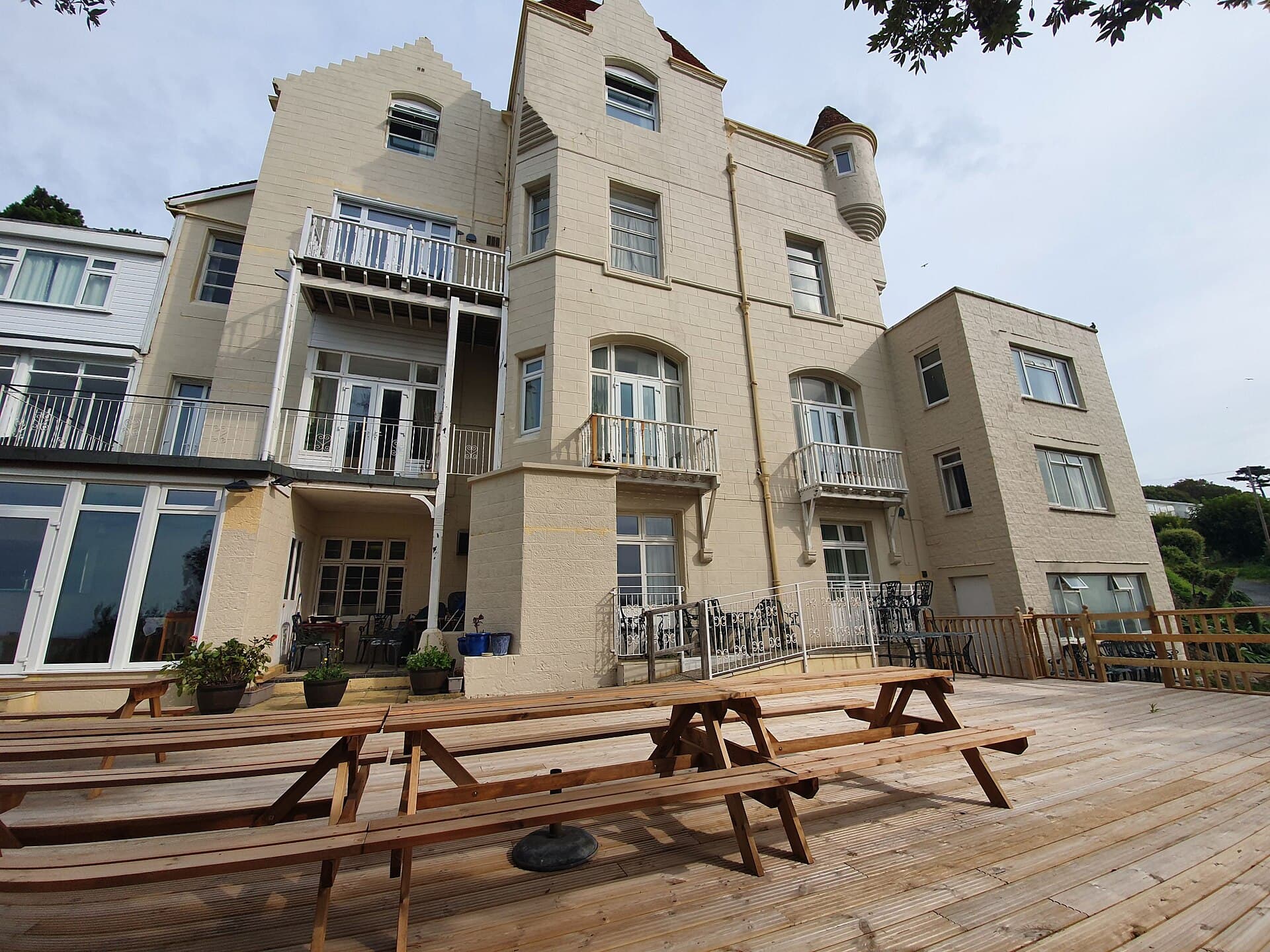 Ventnor Towers Hotel (via Wikimedia Commons, CC BY-SA 4.0)