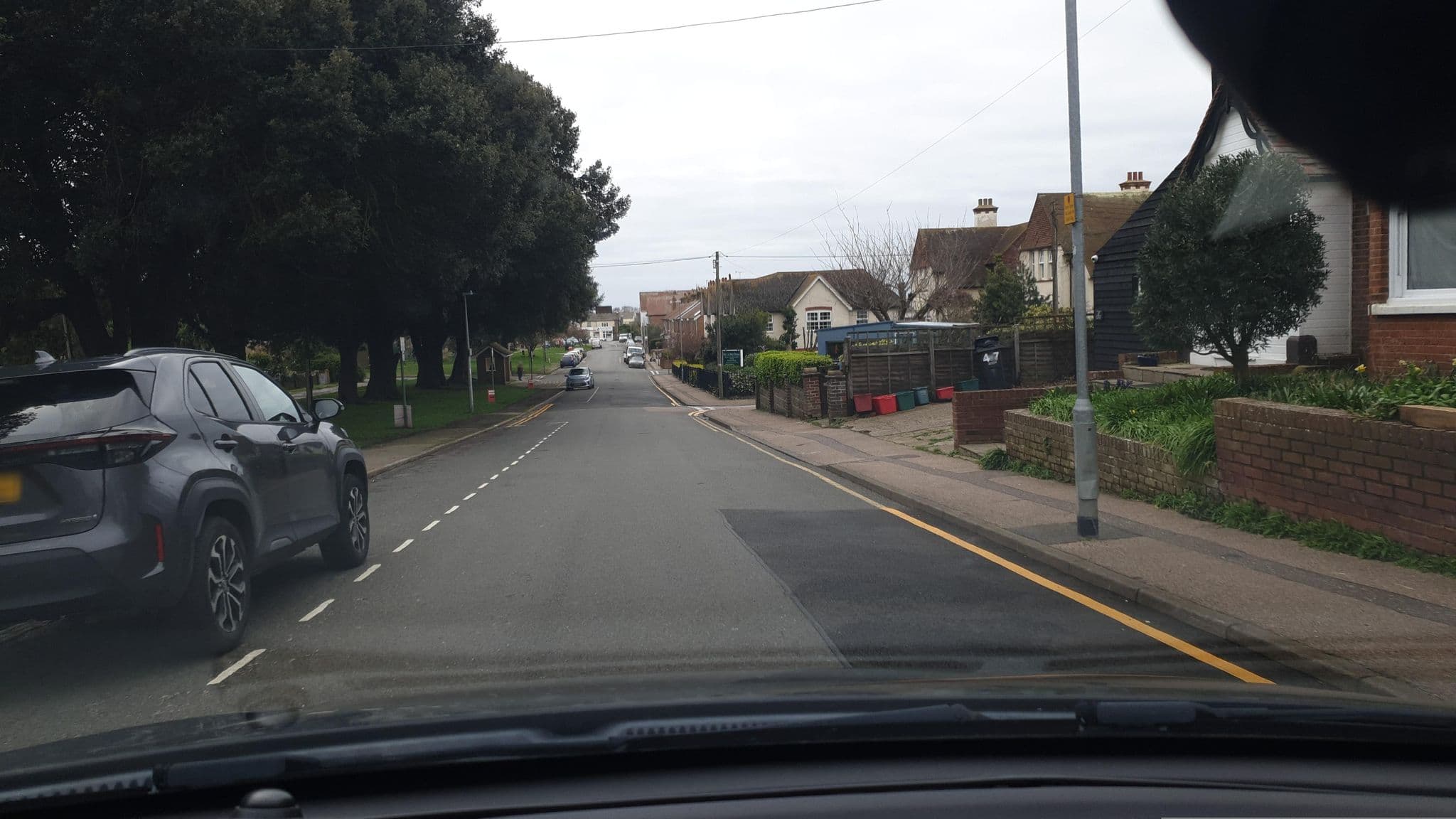 Street view near Bucket & Spade Guest House, Walton-on-the-Naze — © edloach (CC BY-SA · Mapillary)