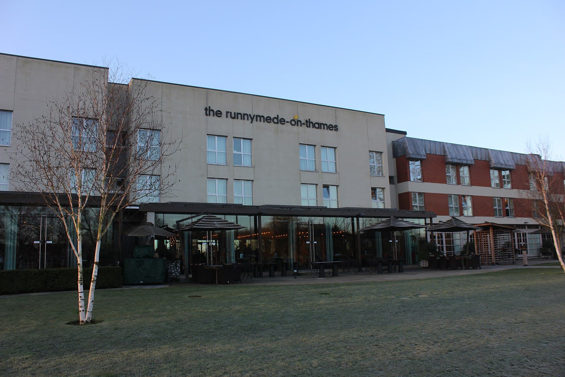 The Runnymede Hotel on Thames (via Wikimedia Commons, CC BY-SA 2.0)