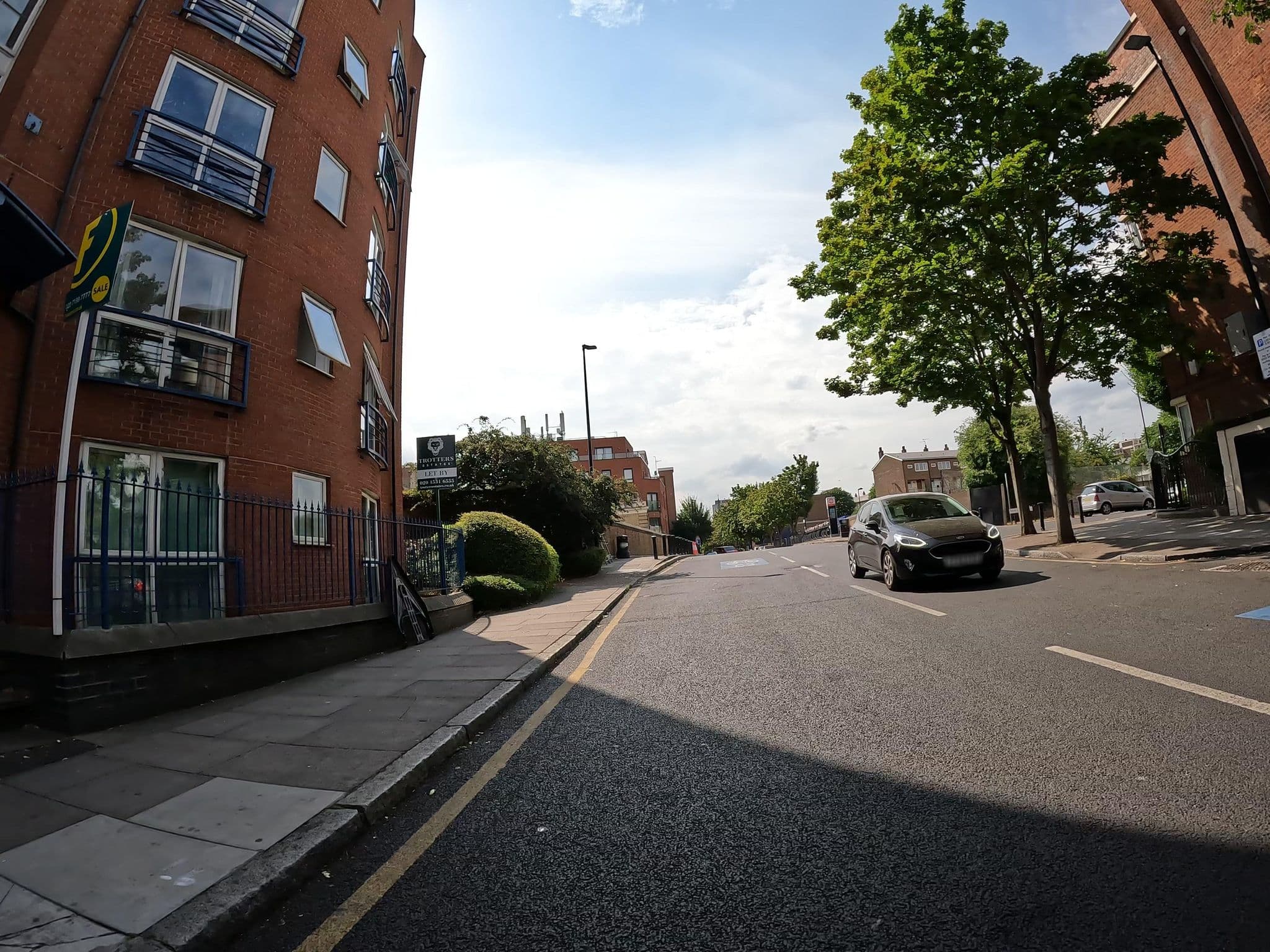 Street view near Docklands Lodge, Poplar — © erias (CC BY-SA · Mapillary)