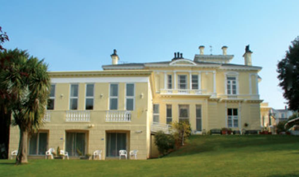Howden Court Hotel (via Wikimedia Commons, CC BY-SA 4.0)