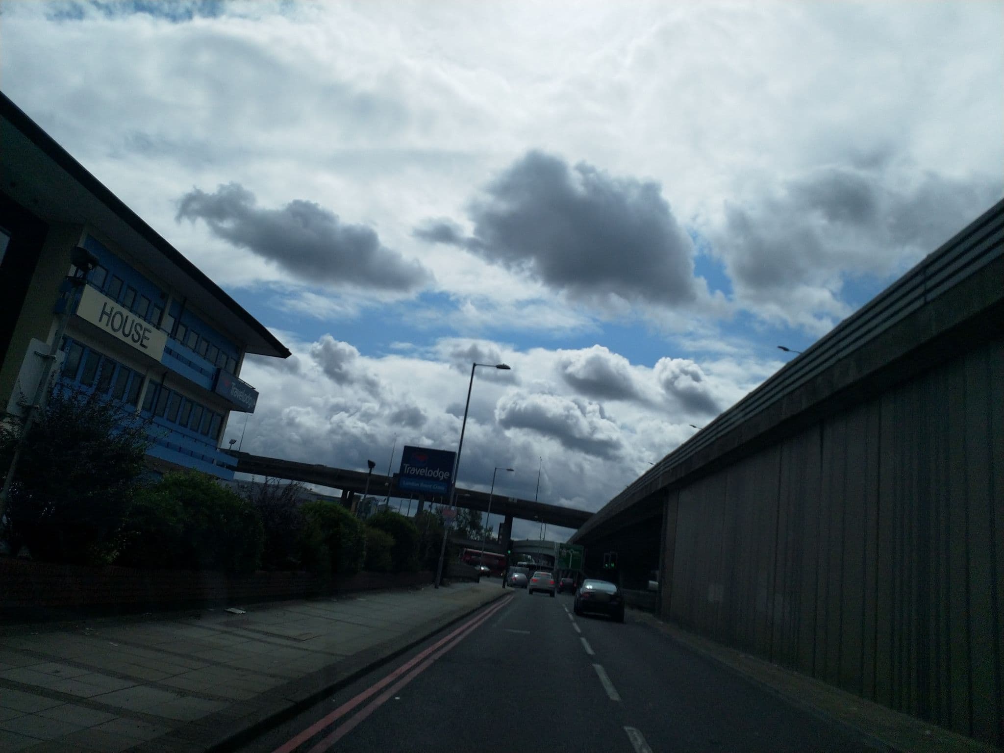 Street view near Travelodge, Cricklewood — © laye (CC BY-SA · Mapillary)