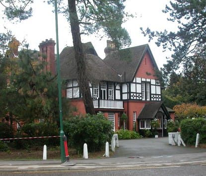Langtry Manor Hotel (via Wikimedia Commons, CC BY-SA 2.0)