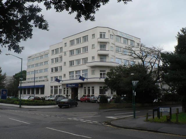 Queens Hotel (via Wikimedia Commons, CC BY-SA 2.0)