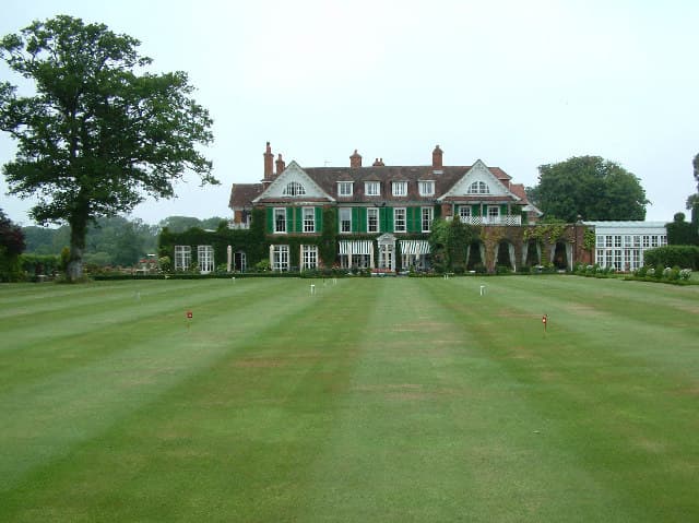 Chewton Glen (via Wikimedia Commons, CC BY-SA 2.0)