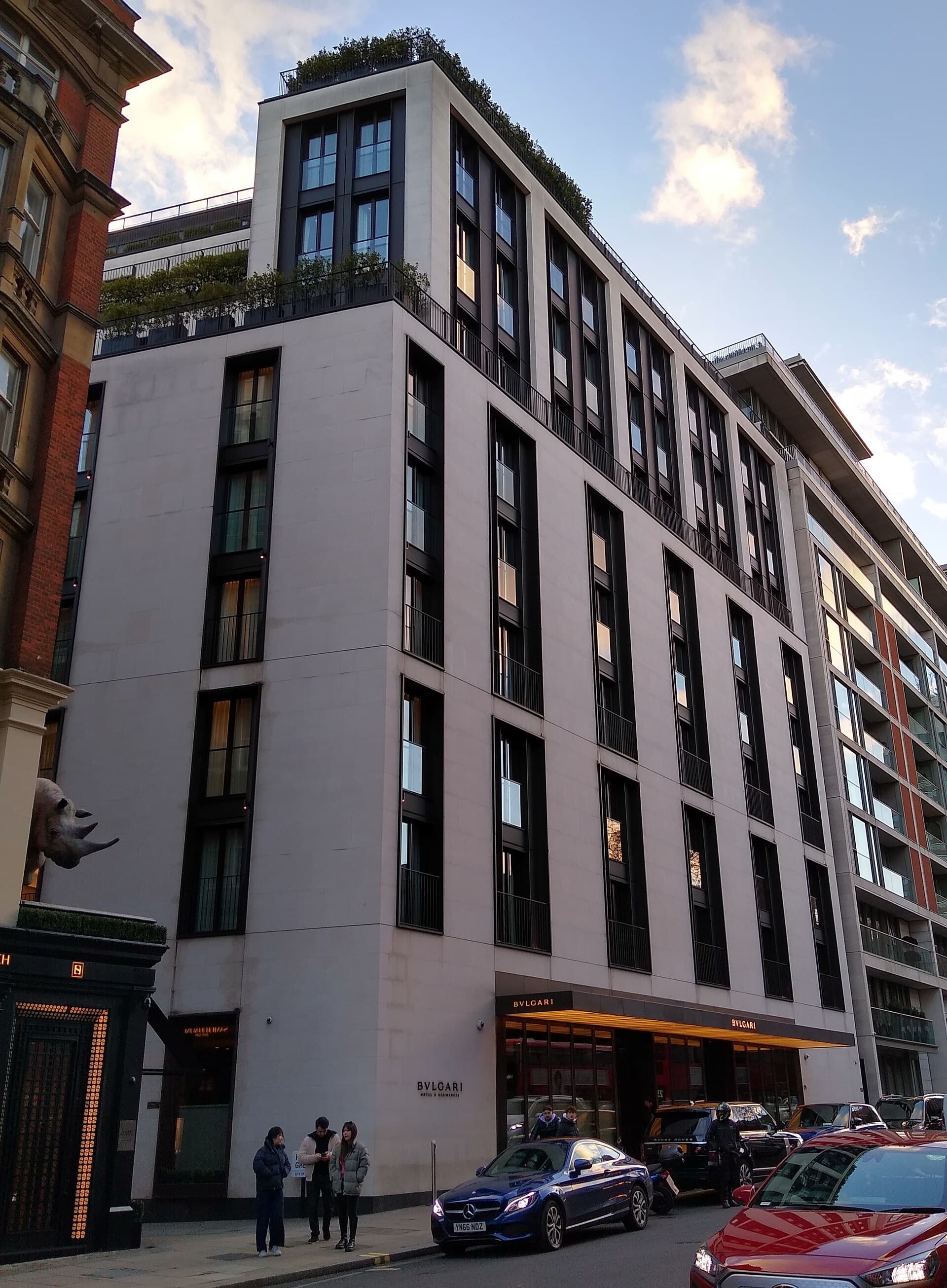 Bulgari Hotel (via Wikimedia Commons, CC0)