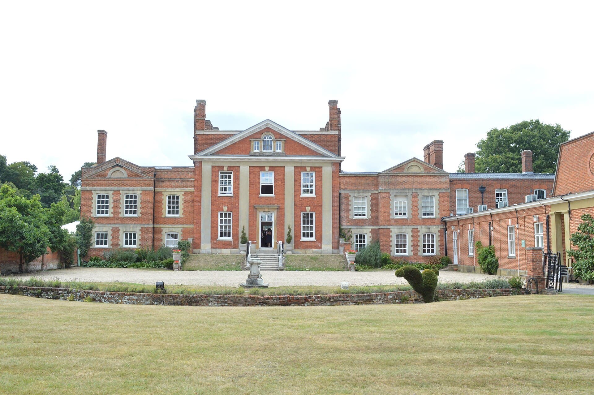 Warbrook House Hotel (via Wikimedia Commons, CC BY-SA 3.0)